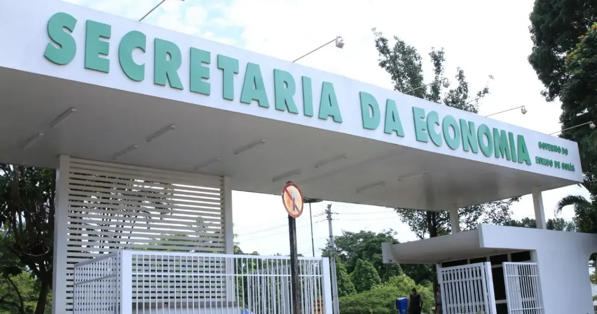 Sefaz GO 2025: Salários Superiores a R$ 30 Mil e 300 Oportunidades A Secretaria da Economia do Estado de Goiás (Sefaz GO) está se preparando para lançar um