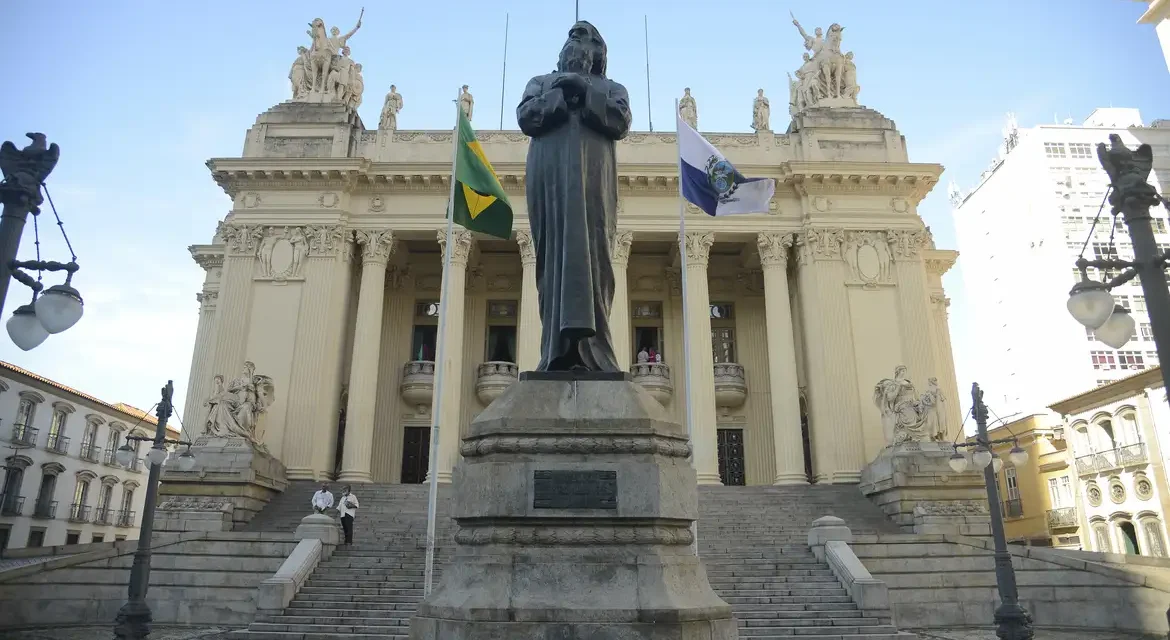 Concurso ALERJ 2025: comissão formada e 109 vagas previstas para níveis médio e superior